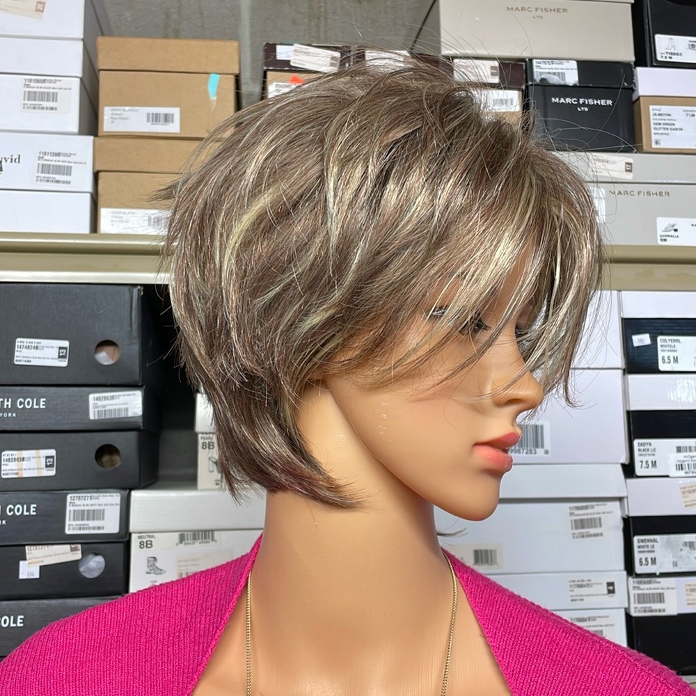 NWT 11” light brown short puff natural wig new with tag layered highlights